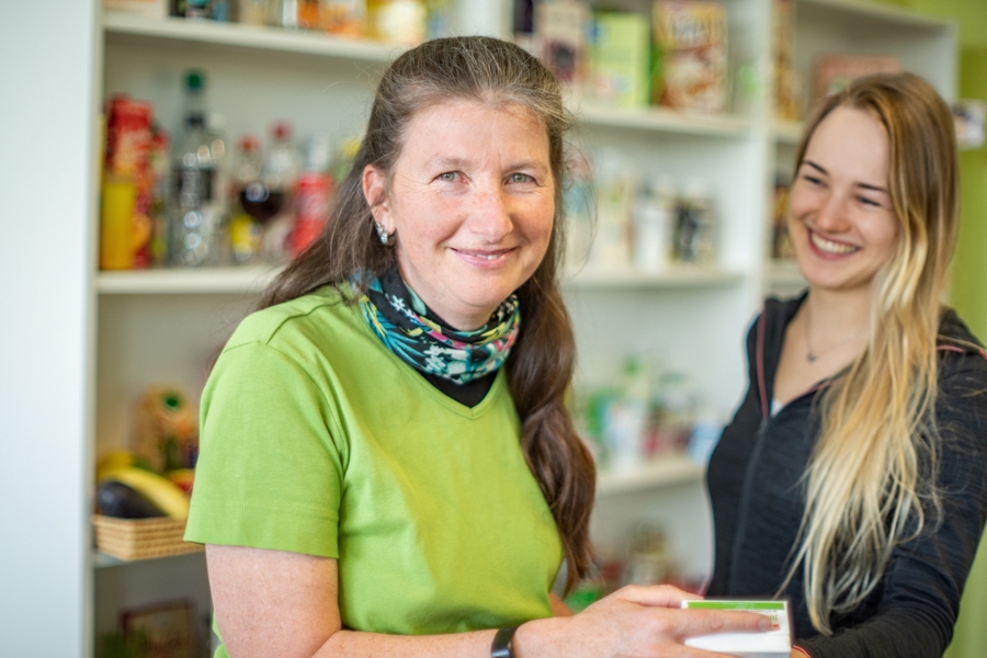 Ernährungsberatung: Eine Frau mit langen braunen Haaren in einem grünen Pullover blickt lächelnd in die Kamera. Ernährungsberatung: Eine Frau mit langen braunen Haaren in einem grünen Pullover blickt lächelnd in die Kamera.