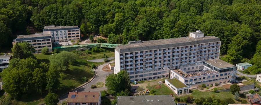 Ansicht der Marbachtalklinik Bad Wildungen von oben - aufgenommen bei einem Drohnenflug Ansicht der Marbachtalklinik Bad Wildungen von oben - aufgenommen bei einem Drohnenflug