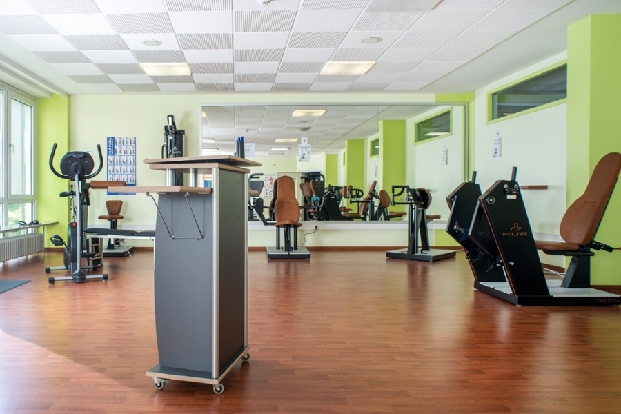 Einblick in den Kraftraum der Marbachtalklinik Bad Kissingen mit Trainingsgeräten, mit denen nachhaltige und motivierende Trainingsprogramme möglich sind. Einblick in den Kraftraum der Marbachtalklinik Bad Kissingen mit Trainingsgeräten, mit denen nachhaltige und motivierende Trainingsprogramme möglich sind.