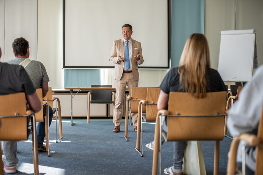 Der Leitende Arzt Dr. Herrmann begrüßt die neuen Rehabilitanden bei einem Empfang der Marbachtalklinik.