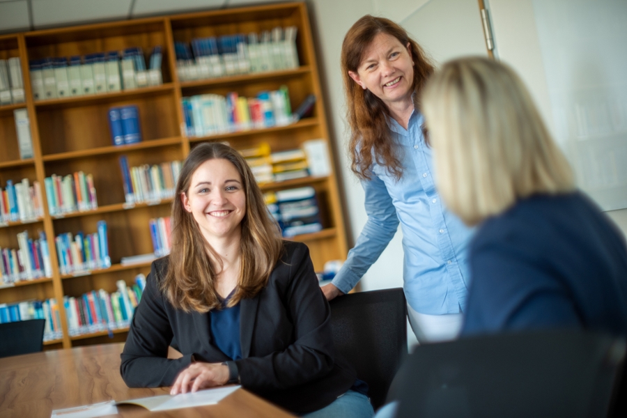 Die qualifizierte Aus-, Fort- und Weiterbildung unserer Mitarbeitenden liegt uns am Herzen. Die qualifizierte Aus-, Fort- und Weiterbildung unserer Mitarbeitenden liegt uns am Herzen.