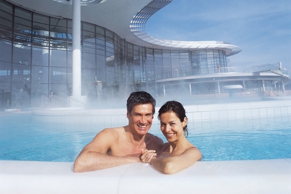 KissSalis Therme Aussen mit einem Paar im Vordergrund  KissSalis Therme Aussen mit einem Paar im Vordergrund