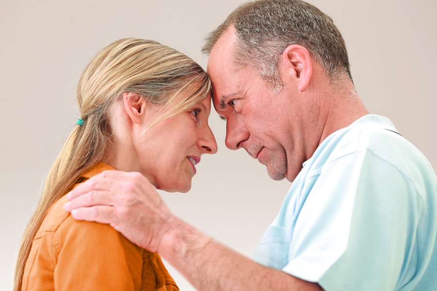 Eine blonde Frau und ein Mann mit gauen Haaren stehen sich gegenüber. Eine blonde Frau und ein Mann mit gauen Haaren stehen sich gegenüber.